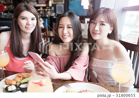 woman dine in restaurant 31800655