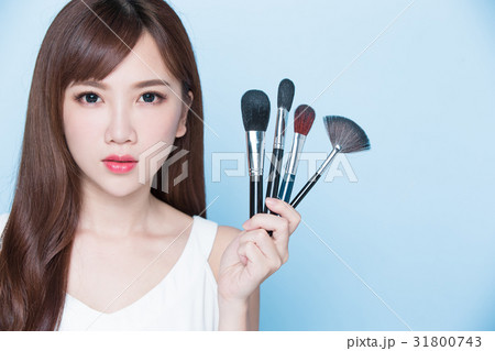 woman take makeup brush woman take makeup brush 31800743