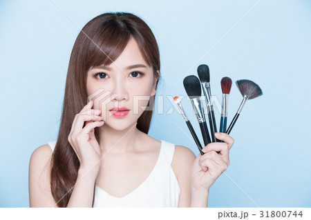 woman take makeup brush woman take makeup brush 31800744