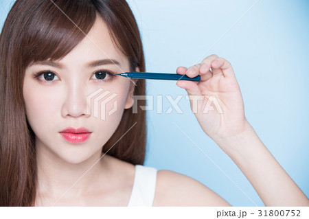 woman take eyeliner 31800752