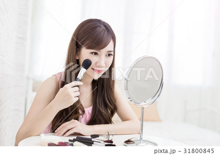 woman take makeup brush woman take makeup brush 31800845