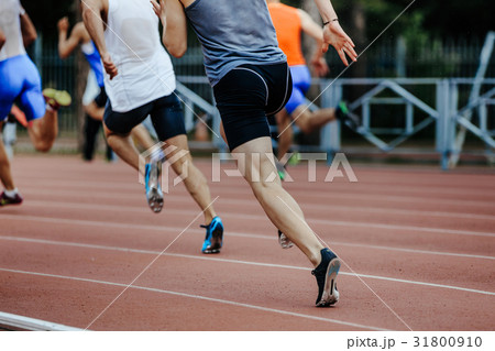group of runners sprinters men 31800910