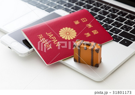 パスポートとノートパソコンと旅行鞄 パスポートとノートパソコンと旅行鞄 31801173