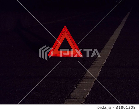 夜の三角停止表示板 31801308