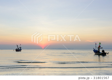 Seascape sunset with longtail bpat floating 31801567