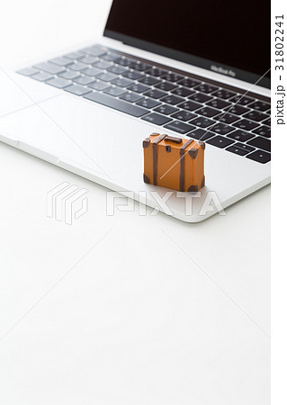 ノートパソコンと旅行鞄 ノートパソコンと旅行鞄 31802241