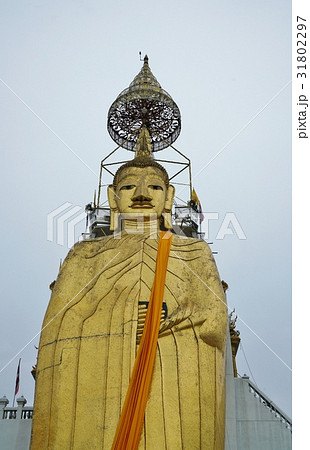 タイ王国バンコク都にある寺院「ワット・イントラウィハーン」の巨大仏 タイ王国バンコク都にある寺院「ワット・イントラウィハーン」の巨大仏 31802297