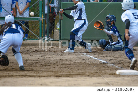 女子ソフトボール試合風景の写真素材