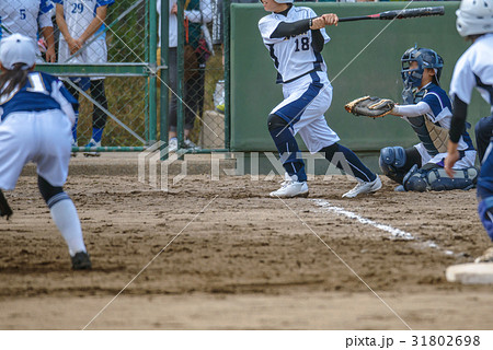 女子ソフトボール試合風景の写真素材