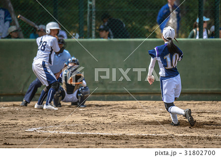 女子ソフトボール試合風景の写真素材