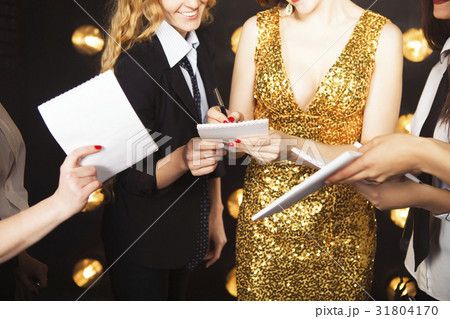 Superstar woman crowded by paparazzi Superstar woman crowded by paparazzi 31804170