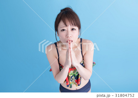 水着の女性・ブルーバック 31804752