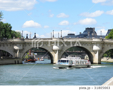 パリ：セーヌ川ヌフ橋 31805663