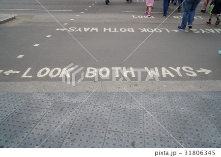 ロンドンの道路標示(LOOK BOTH WAYS) ロンドンの道路標示(LOOK BOTH WAYS) 31806345