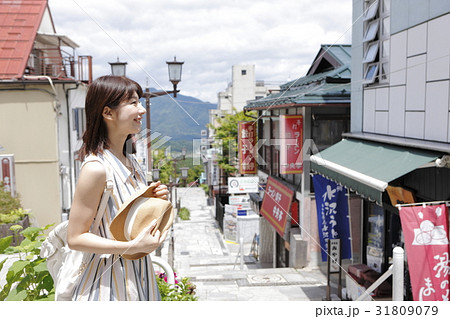 伊香保を楽しむ若い女性 伊香保を楽しむ若い女性 31809079