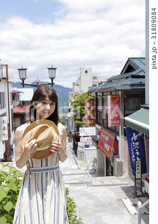 伊香保を楽しむ若い女性 伊香保を楽しむ若い女性 31809084