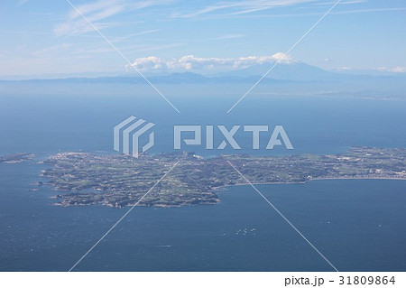 東京湾上空から三浦半島、相模湾、伊豆半島と遠く富士山を見る 東京湾上空から三浦半島、相模湾、伊豆半島と遠く富士山を見る 31809864
