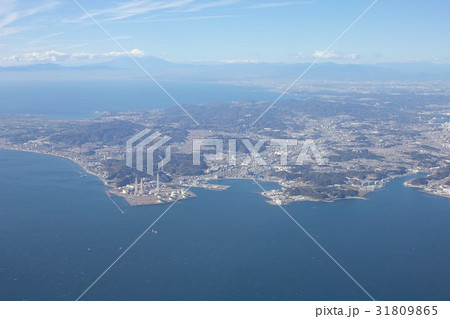 東京湾上空から三浦半島、相模湾、湘南海岸から伊豆半島と遠く富士山を見る 東京湾上空から三浦半島、相模湾、湘南海岸から伊豆半島と遠く富士山を見る 31809865