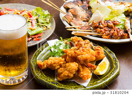 居酒屋の生ビールと料理 31810204