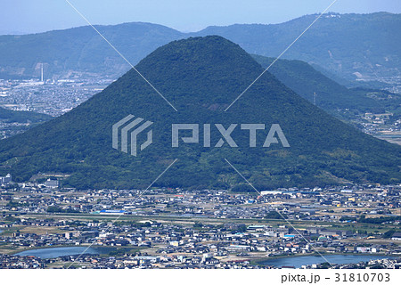讃岐富士(飯野山)、背景は五色台 讃岐富士(飯野山)、背景は五色台 31810703