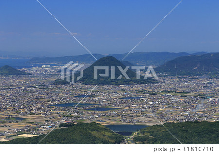 讃岐(丸亀)平野の讃岐富士(飯野山)。 讃岐(丸亀)平野の讃岐富士(飯野山)。 31810710