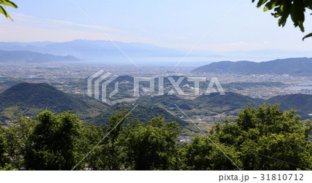 大麻山から見た讃岐（三豊）平野。三豊市、観音寺市から燧灘、四国中央市、遠く石鎚山系を望む 31810712