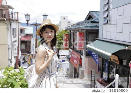 伊香保を楽しむ若い女性 伊香保を楽しむ若い女性 31810800