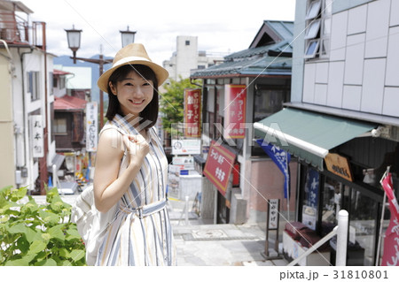 伊香保を楽しむ若い女性 31810801