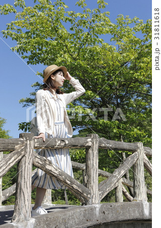 観光を楽しむ若い女性 観光を楽しむ若い女性 31811618