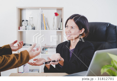 business people talking discussing concept meeting business people talking discussing concept meeting 31812701
