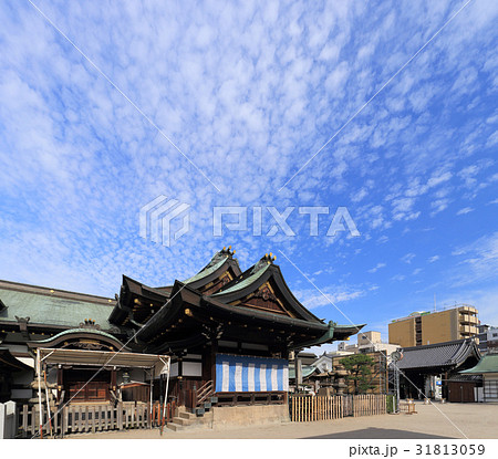 大阪天満宮　拝殿と登竜門（西側） 31813059