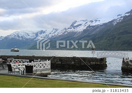 フィヨルドを行く観光船　ノルウェー　北欧 31813435