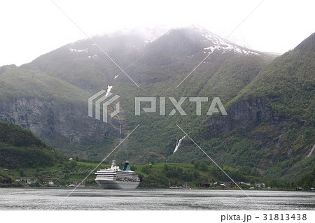 フィヨルドに停泊している客船　フロム　ノルウェー　　北欧 31813438