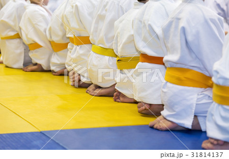 Group of children in kimono sitting on tatami Group of children in kimono sitting on tatami 31814137