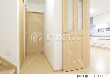 新築住宅の玄関ホールからリビングダイニングキッチンの写真素材