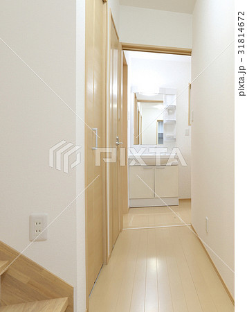 新築住宅の玄関ホールから洗面所 31814672
