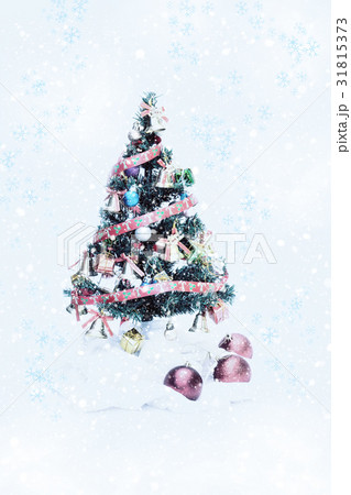 Decorated Christmas tree with snow abstract Decorated Christmas tree with snow abstract 31815373