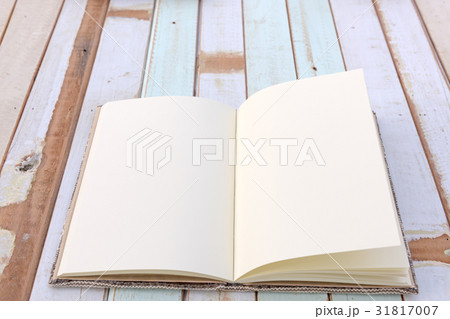 An open notebook on grunge retro wooden background 31817007