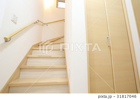 新築住宅の玄関ホールから階段と収納の写真素材