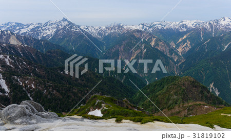 初夏の北アルプス　槍ヶ岳と裏銀座の山並み 31819102