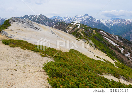 初夏の北アルプス　槍ヶ岳と表銀座の山並み 31819112