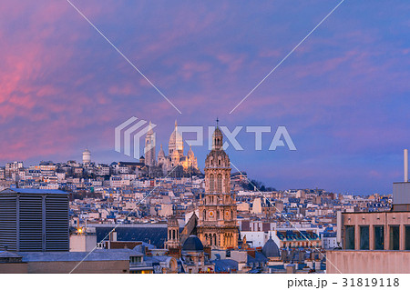 Sacre-Coeur Basilica at sunset in Paris, France 31819118