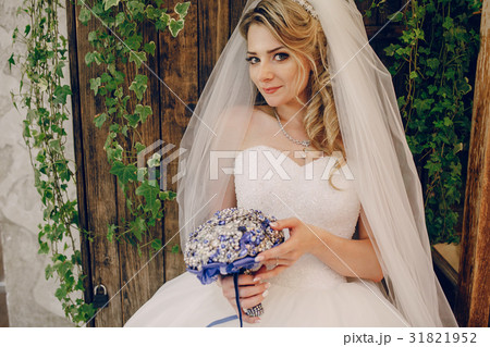 beautiful wedding couple 31821952