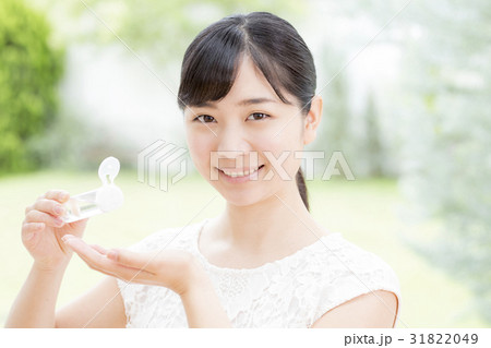 美容液を使う女性 31822049