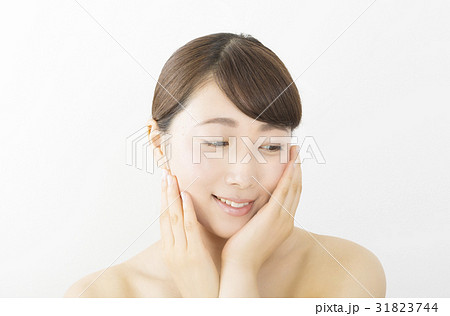 美容　イメージ　手を顎に　嬉しい　 31823744