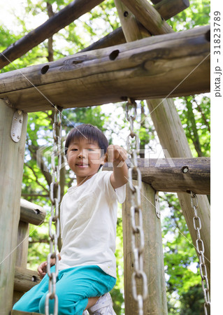 公園の遊具で遊ぶ男の子 夏休み 公園の遊具で遊ぶ男の子 夏休み 31823789