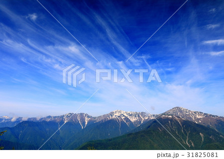 南アルプス・辻山から見る残雪の白峰三山 南アルプス・辻山から見る残雪の白峰三山 31825081