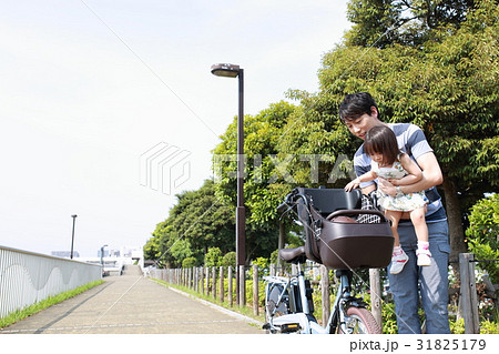 親子 自転車 (イクメン ヘルメット 安心 安全 電動自転車 パパ 主夫 コピースペース 父親) 31825179
