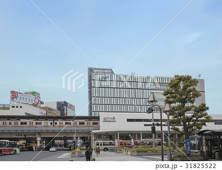 北口広場から見えるJR吉祥寺駅と駅ビル(東京都武蔵野市) 北口広場から見えるJR吉祥寺駅と駅ビル(東京都武蔵野市) 31825522
