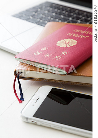 パスポートとノートパソコンとスマホ 31825547